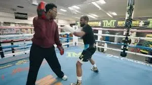 "He's Still Got It": Reaksi Dunia Saat Floyd Mayweather Kembali ke Sasana, Sinyal Kembalinya Sang Raja Ekshibisi?