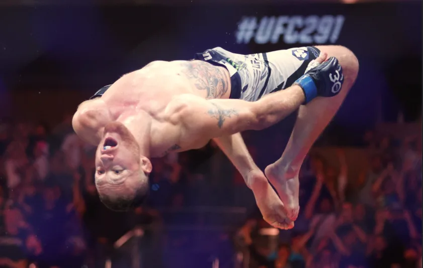 Tragedi Selebrasi: Petarung Rusia Alami Cedera Leher Serius Usai Gagal Tiru Backflip ala Justin Gaethje