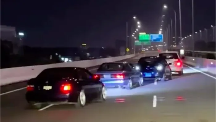 Aksi Berbahaya di Tol Becakayu: Polisi Selidiki Konvoi Mobil yang Melaju Zig-zag dan Resahkan Pengendara