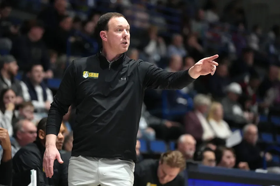 Clash of Champions: Duel Beda Kasta Jon Scheyer dan Gerry McNamara di Putaran Pertama NCAA