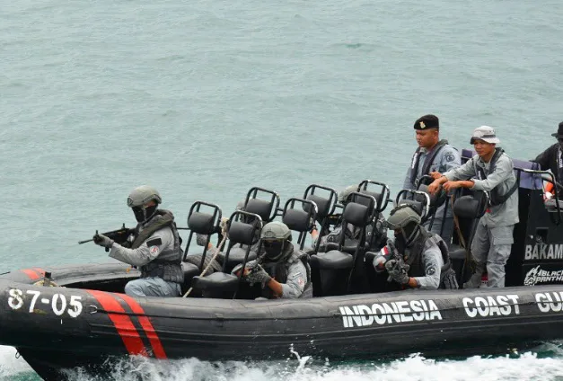 Solidaritas Maritim: Tim Gabungan RI-Malaysia Selamatkan Dua Nelayan di Perairan Kukup