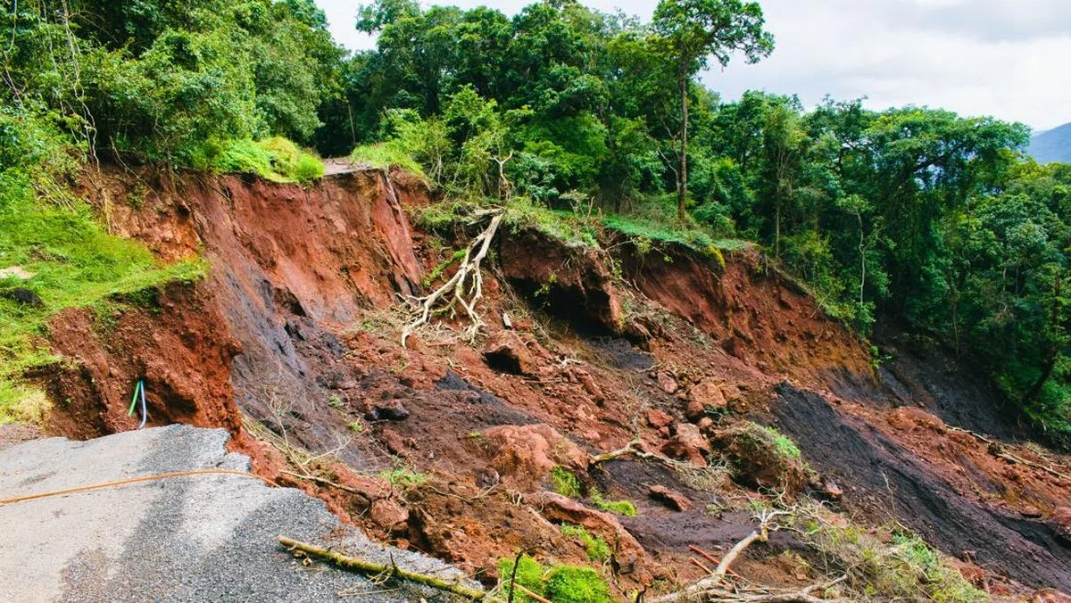 Jalan Provinsi di Agam Amblas 15 Meter, Akses ke Bukittinggi Lumpuh Total