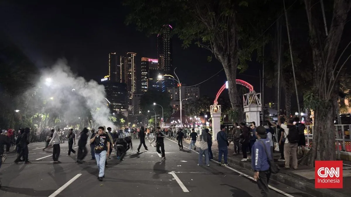Bubar Paksa, 11 Tuntutan Aksi #IndonesiaSekarat di Surabaya: dari Harga Pokok hingga Pembubaran Parlemen