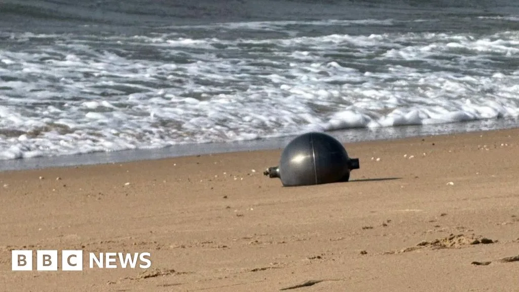 Bola Perak Misterius Menggemparkan Pantai Australia: Dugaan Sisa Roket Antariksa