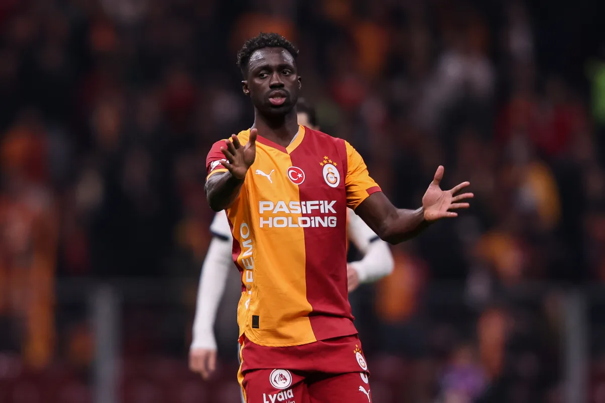 Como Alihkan Incaran ke Davinson Sanchez Usai Harga Chalobah Terlalu Mahal