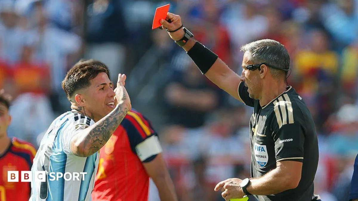 Argentina Pulang dengan Kepala Tegak: Enzo Fernandez Bela Tim, Messi Bikin Tanda Tanya