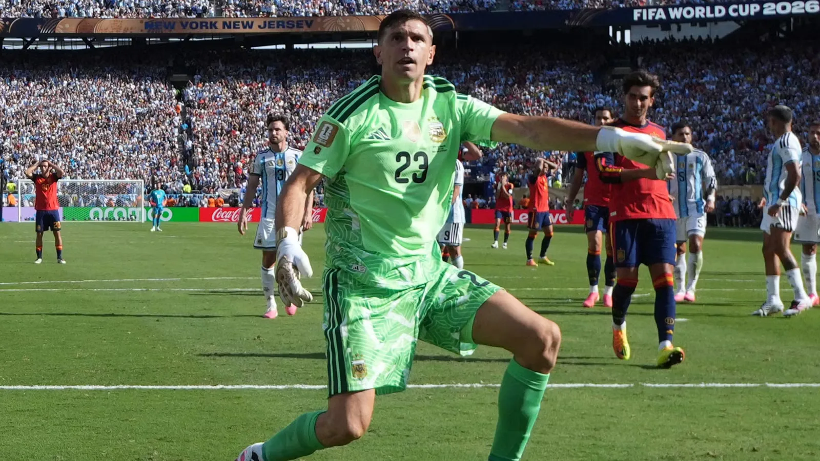 Aston Villa Siapkan Dana Rp400 Miliar untuk Kiper Muda Freiburg, Sinyal Perpisahan dengan Martinez?