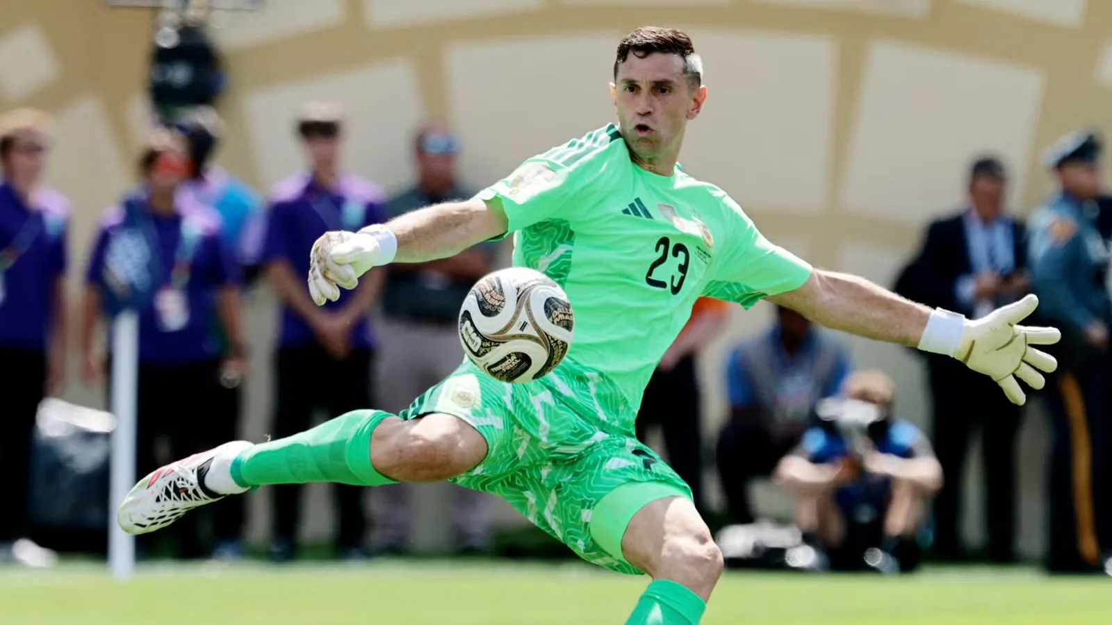 Juventus Sepakati Kontrak Pribadi dengan Emiliano Martinez: Aston Villa Siap Lepas Kiper Andalan?