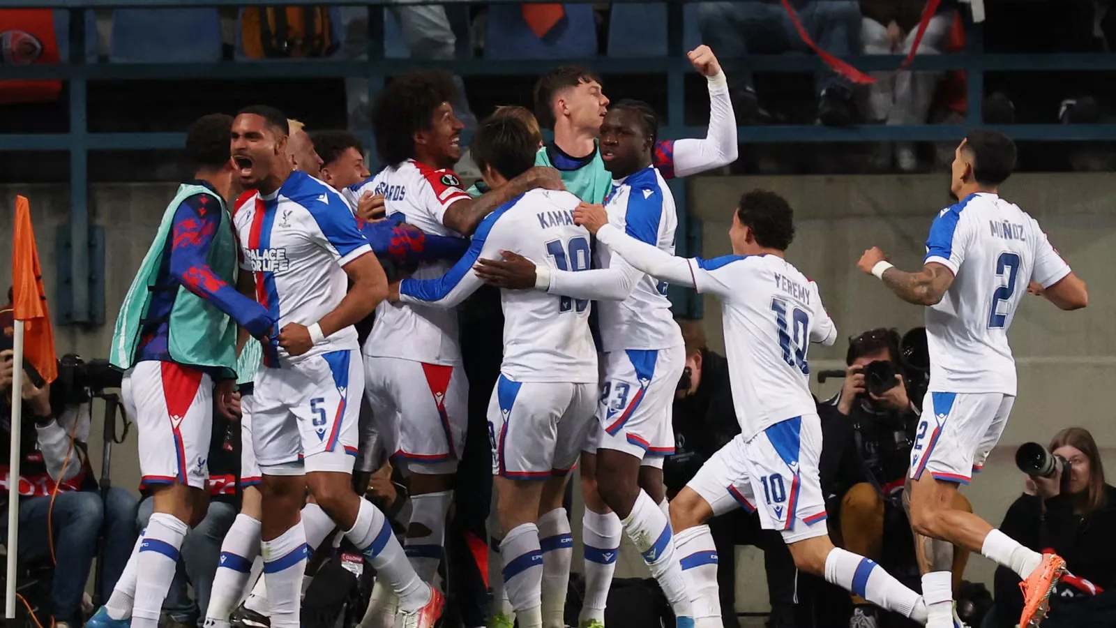 Crystal Palace Kian Dekat Rekrut Matsima, Tawaran Perdana Ditolak Augsburg