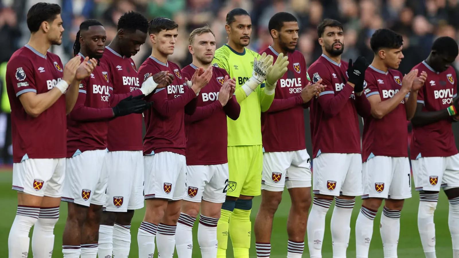 Brentford Sodorkan Tawaran untuk Bek Muda West Ham: Persaingan Sengit di Bursa Transfer