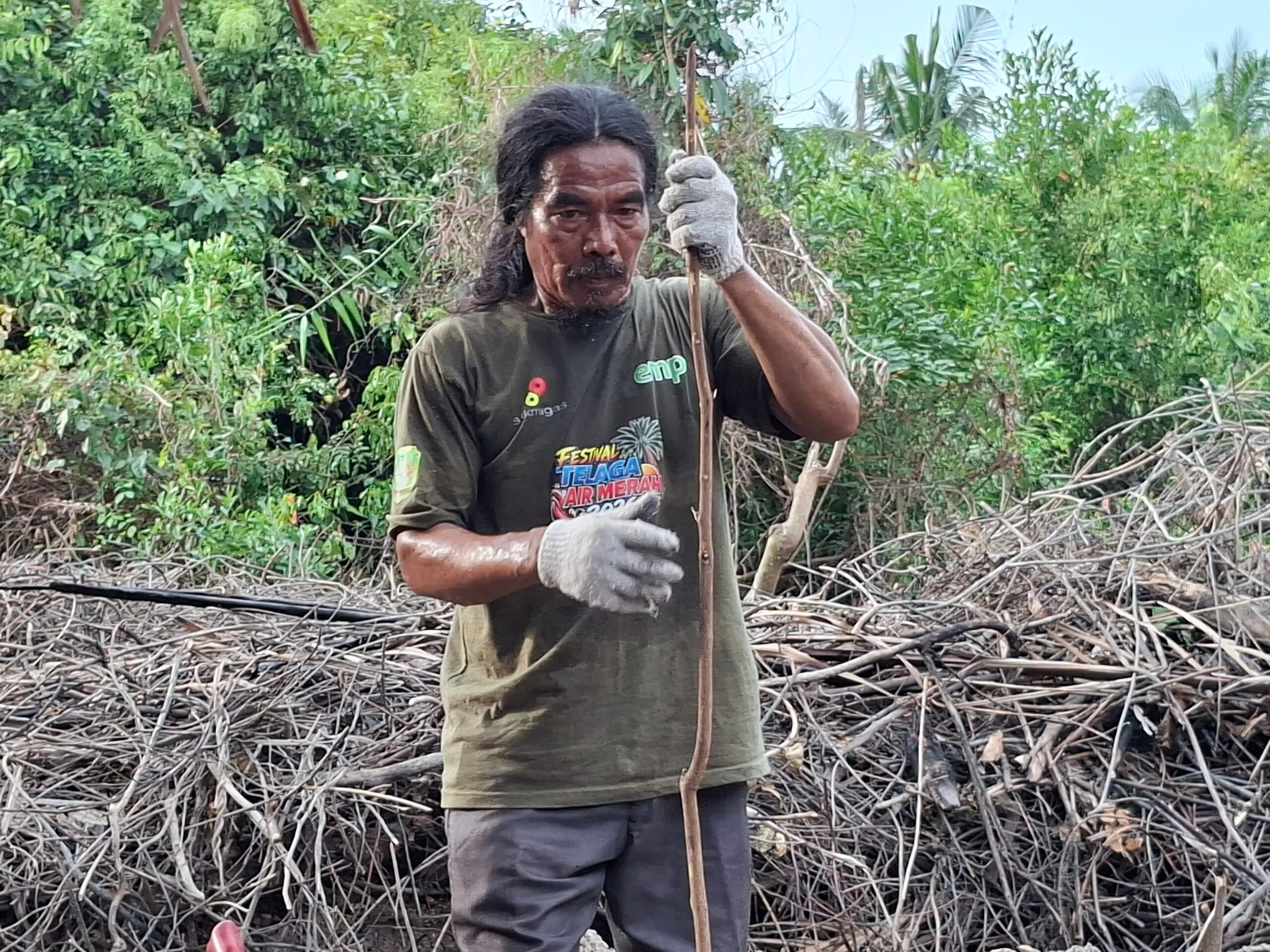 Harisyah dan Perjuangan Memulihkan Mangrove Tanjung Kuras: Dari Lumpur ke Harapan Baru