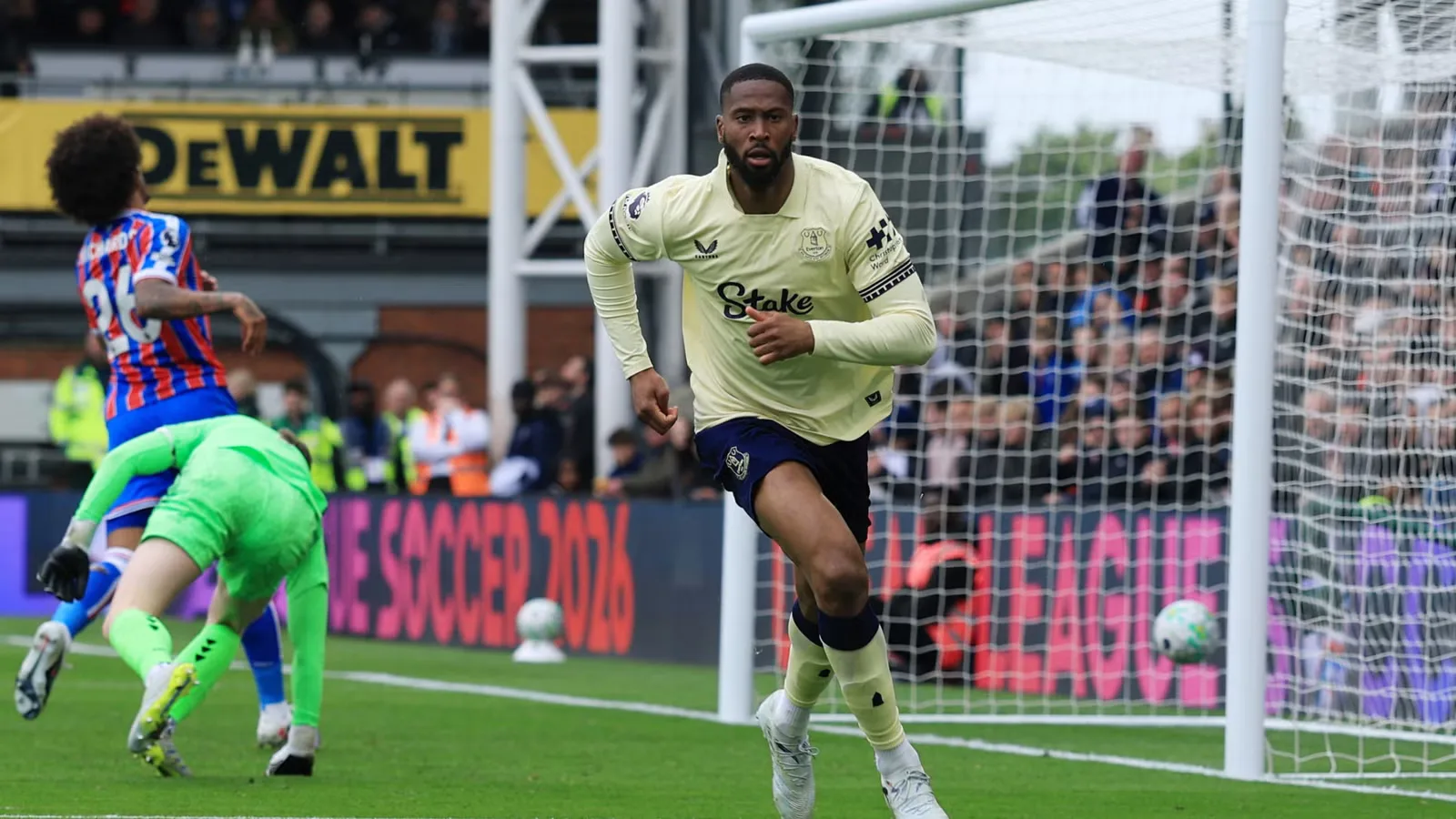 Nottingham Forest Incar Beto sebagai Suksesor Chris Wood