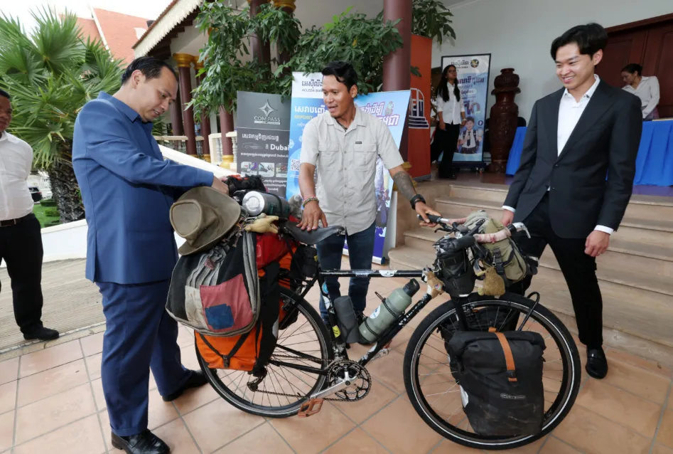 Misi Dua Tahun Bersepeda 60.000 Km, Pemuda Kamboja Kumpulkan Rp3,9 Miliar untuk Rumah Sakit Anak