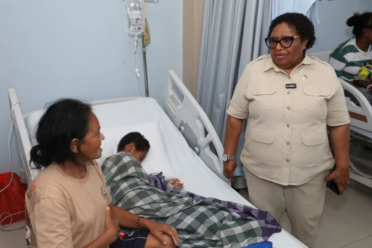 Inspeksi ke Jayapura: Wamendagri Pastikan Korban Keracunan MBG Pulih, Pengawasan Dapur Bakal Diperketat