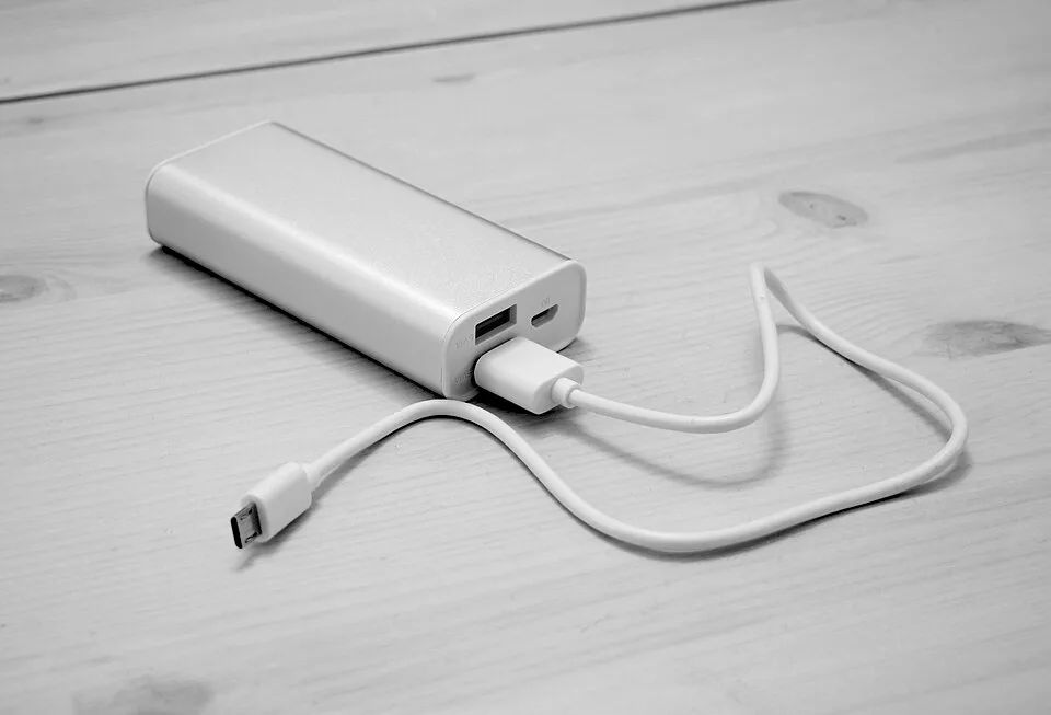 Nge-Charge HP Pake Powerbank yang Lagi Di-Charge: Aman Nggak Sih? Ini Kata Ahlinya!
