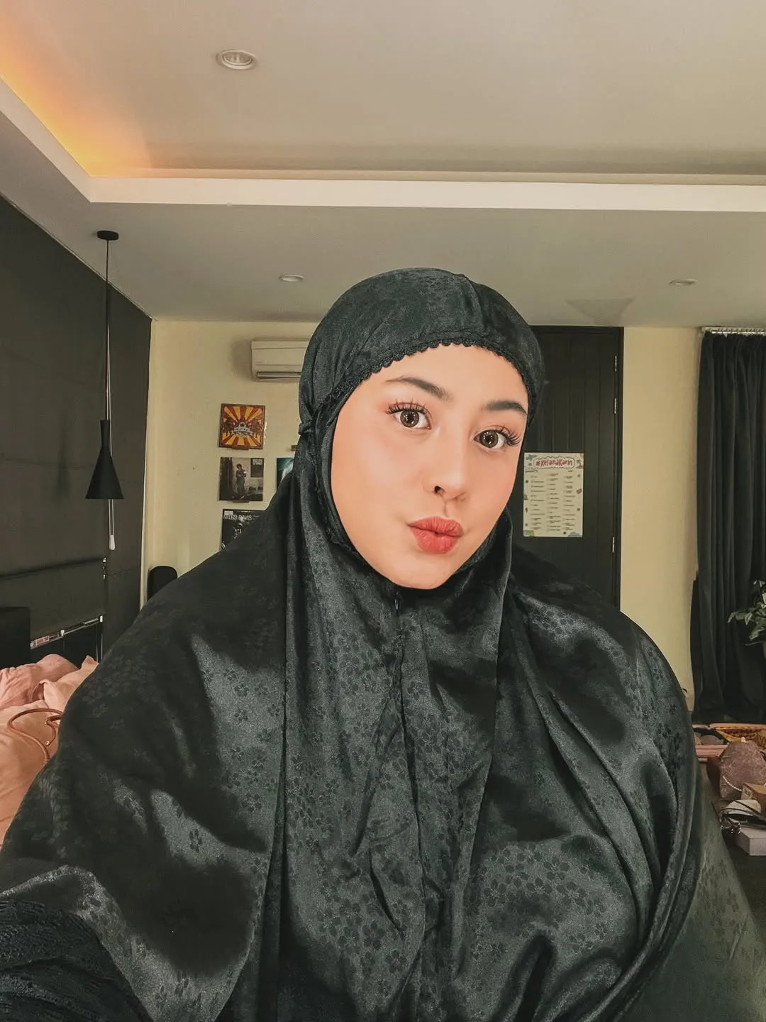 Respons Tegas Awkarin Usai Diterpa Isu Pindah Agama: Bagikan Potret Bermukena di Hari Lebaran