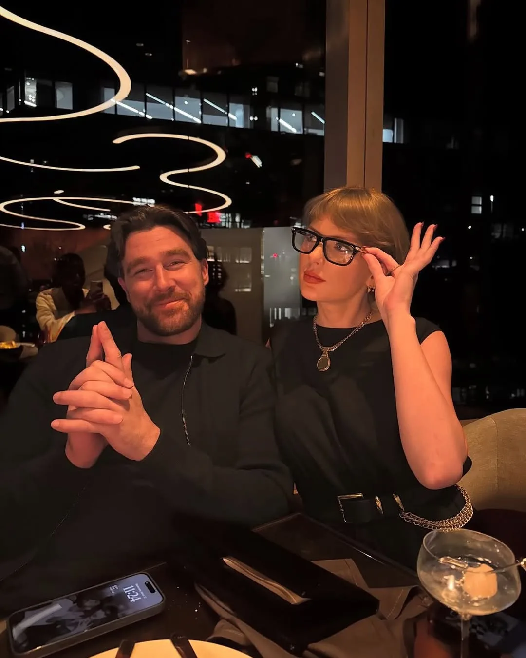 Taylor Swift Borong 7 Penghargaan iHeartRadio, Dedikasikan Pidato Manis untuk Sang Tunangan