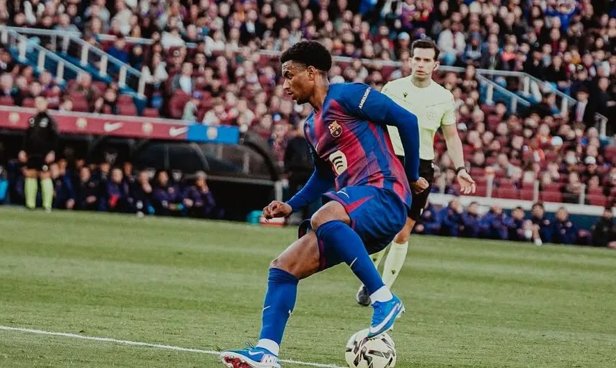 Persimpangan Jalan Barcelona: Masa Depan Bek Muda Berusia 22 Tahun Jadi Tanda Tanya