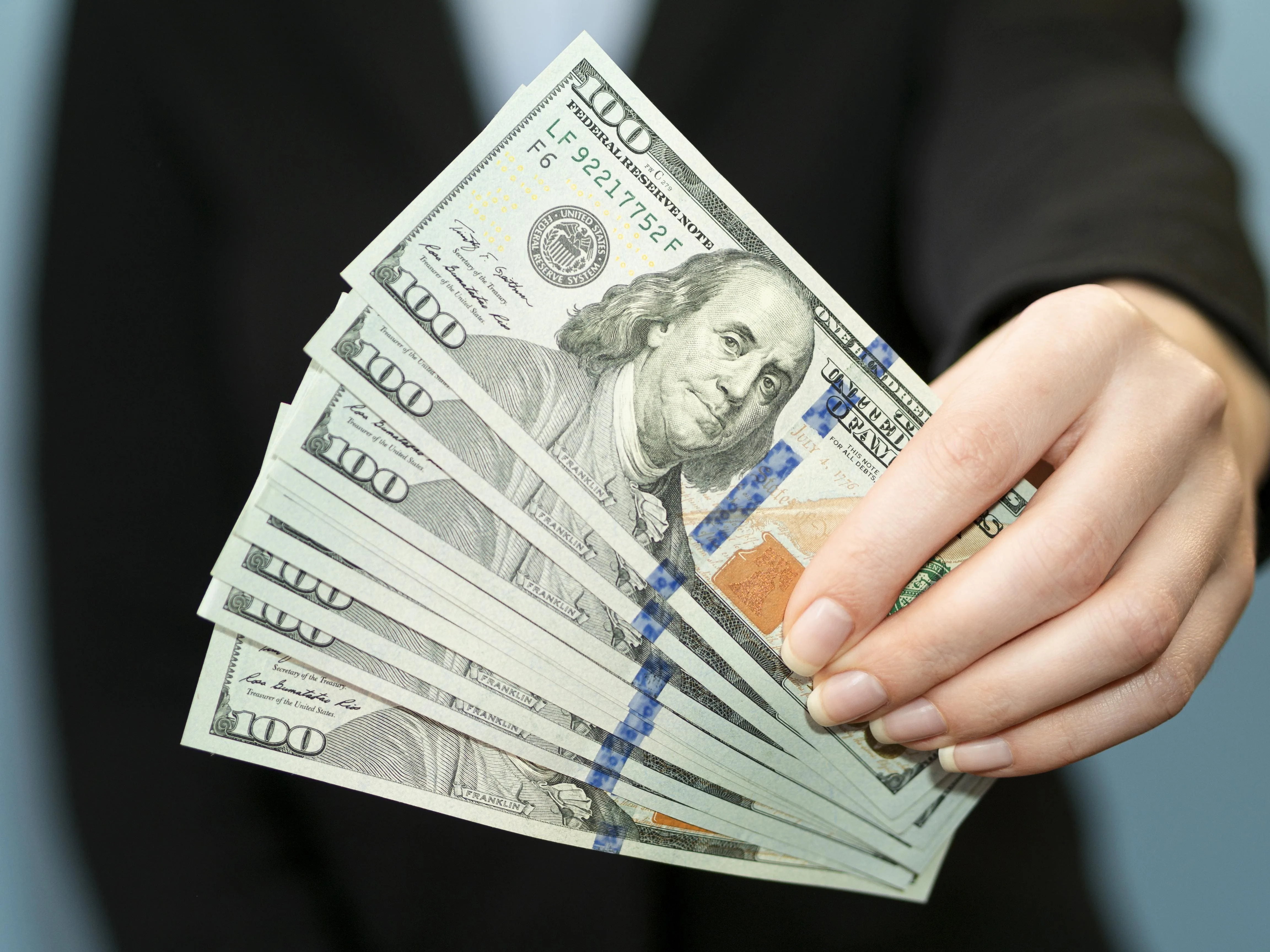 Rupiah Terancam Tembus Level Psikologis Rp17.100 Akibat Eskalasi Geopolitik Global