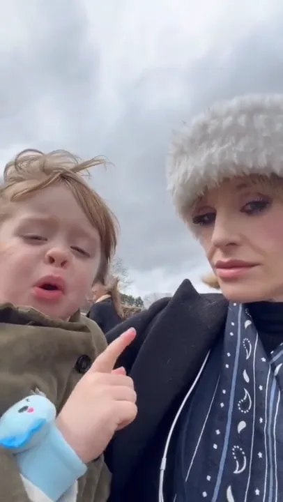 Kelly Osbourne Habiskan Waktu Berkualitas Bersama Putranya, Sidney, di Tengah Masa Sulit Pasca-Perpisahan