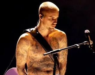Penampilan Justin Bieber Berpakaian Dalam di Panggung: Faktor Genetik atau Dokter?