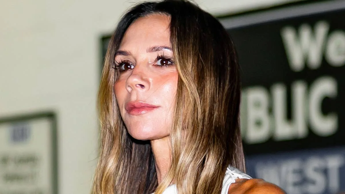 Victoria Beckham Terlihat Tidak Nyaman Usai Disuruh 'Lebih Banyak Tersenyum' oleh Komedian di Time 100 Gala