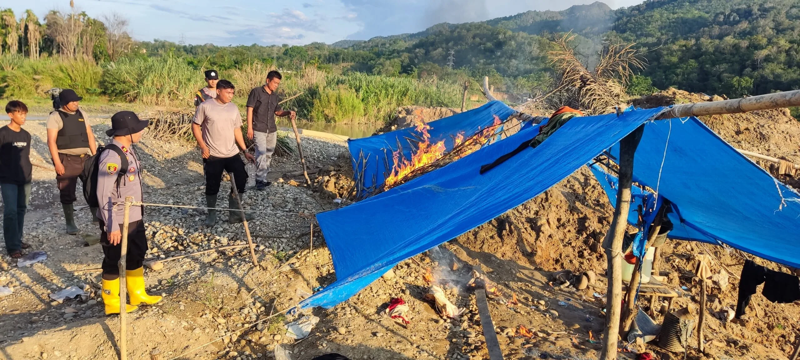 Tambang Ilegal di Sumbar: 10.000 Hektar Hutan Rusak, Merkuri Mengancam Generasi