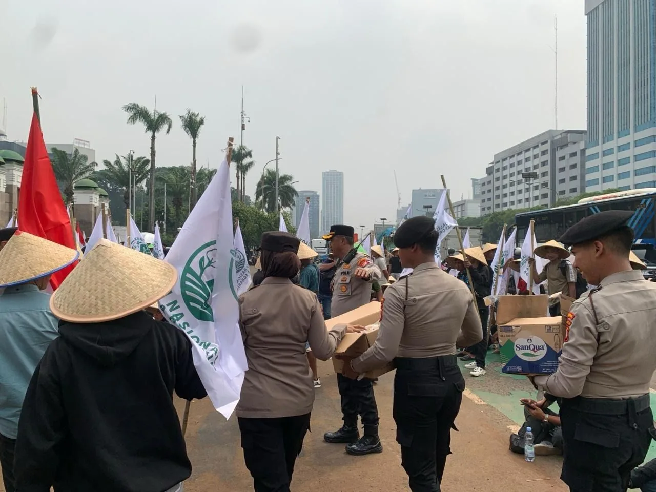 Polisi Bagikan Snack dan Minuman ke Massa Aksi KNARA: Pendekatan Humanis di Depan DPR
