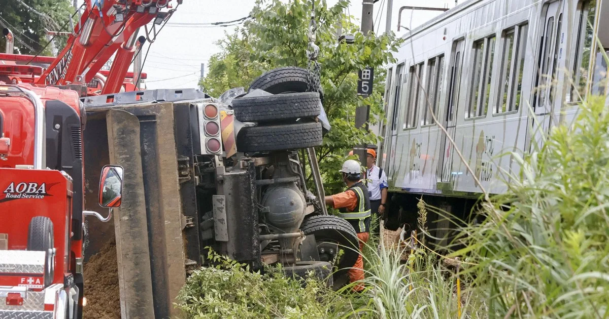 Truk Besar Tabrak Kereta di Yokohama: Dua Luka, Ratusan Penumpang Selamat
