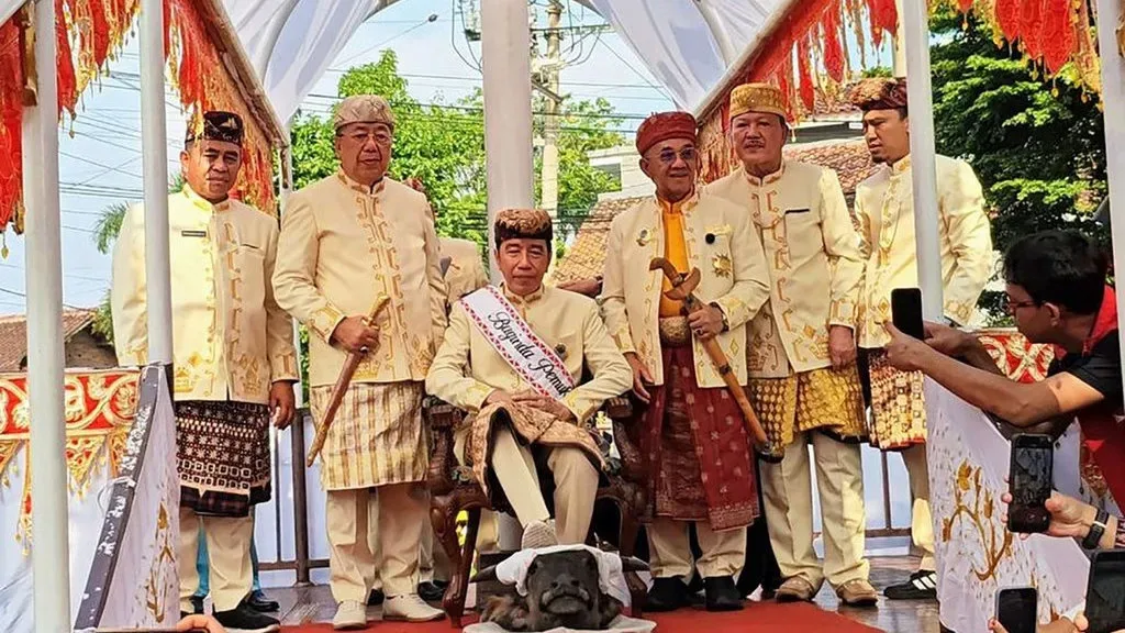 Safari Politik Jokowi dan PSI: Gelar Adat, Antara Penghormatan atau Komodifikasi Elektoral?